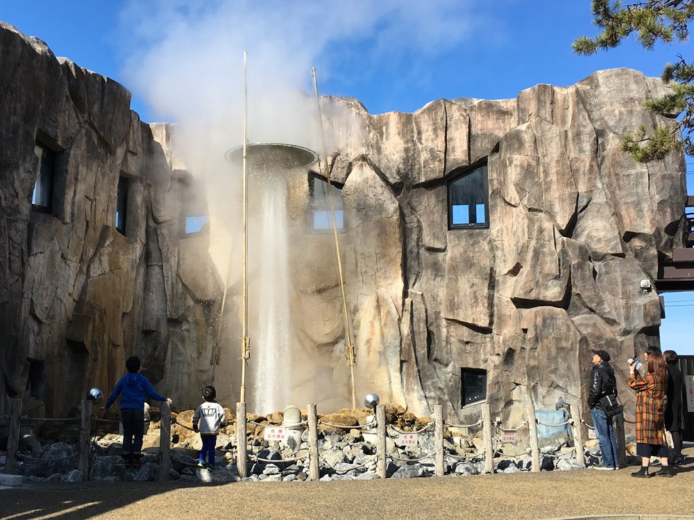 間歇泉は、約10～15分ごとに15メートルもの高さにまで噴き上がります。
