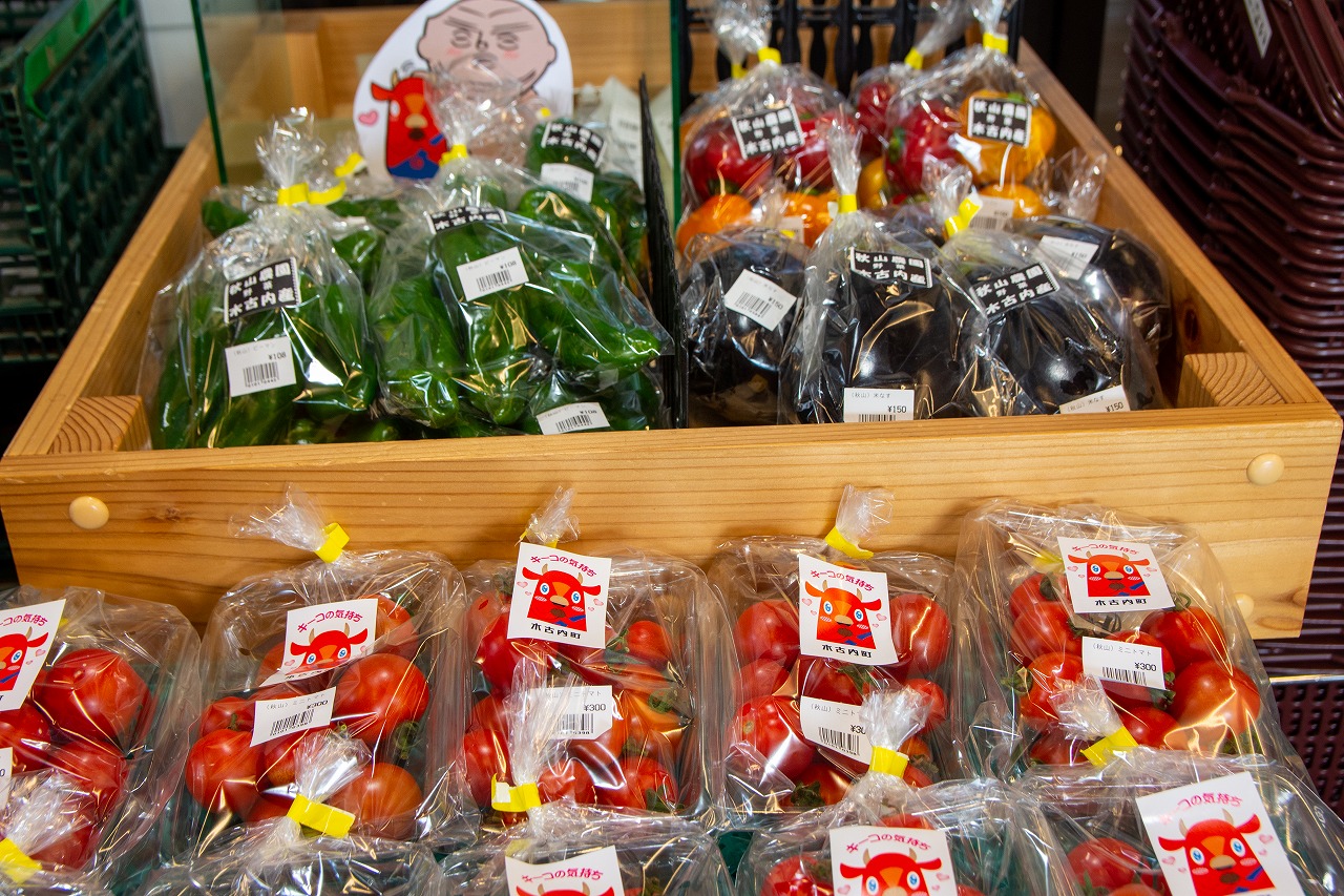 春から秋にかけては、トマト、きゅうり、ナス、ピーマンなど、町内の農家から納入される採れたて野菜が店頭に並びます。
