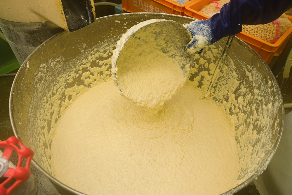 大豆をすりつぶして生呉（なまご）にする際、加水を極力抑えることで、旨みの濃い豆乳を作ることができます。