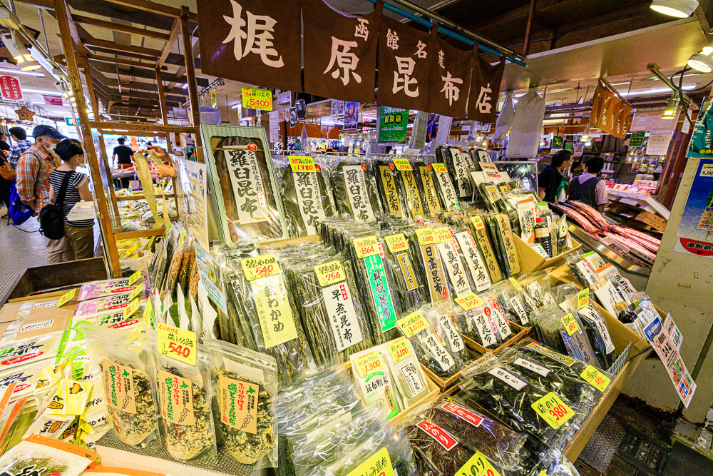 朝市の売り場には、函館産真昆布を中心に、出汁用昆布や各種の昆布製品が所狭しと並びます。海外で「昆布だし」が知られるようになって、外国人観光客も注目する一店です。
