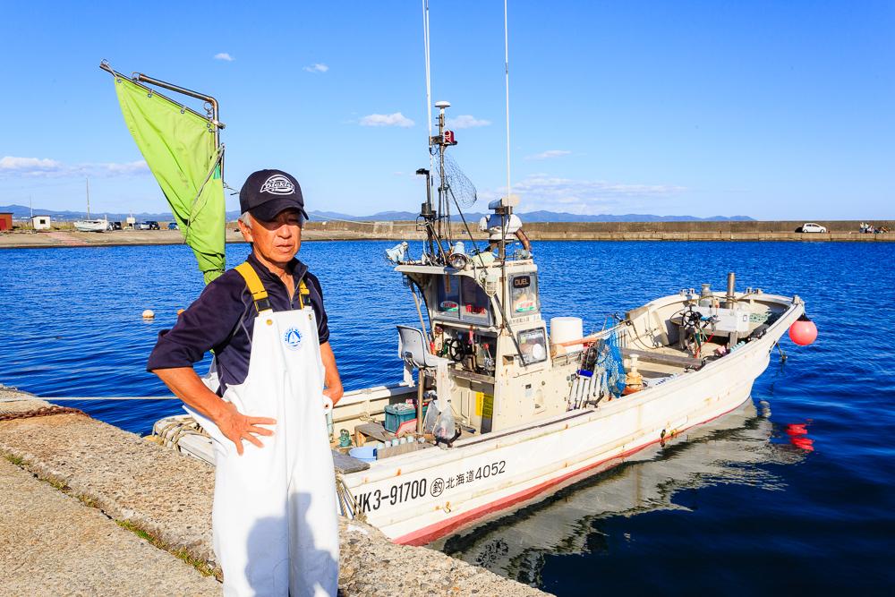 函館でウスメバル一本釣りを専門とする漁師は、わずかに3人ほど。短期間だけ漁を手がける人を加えても数えるほどです。また、瀧川さんの第18金龍丸は、イカ釣り体験の遊漁船としても活躍し、観光客にもよく知られた船です。