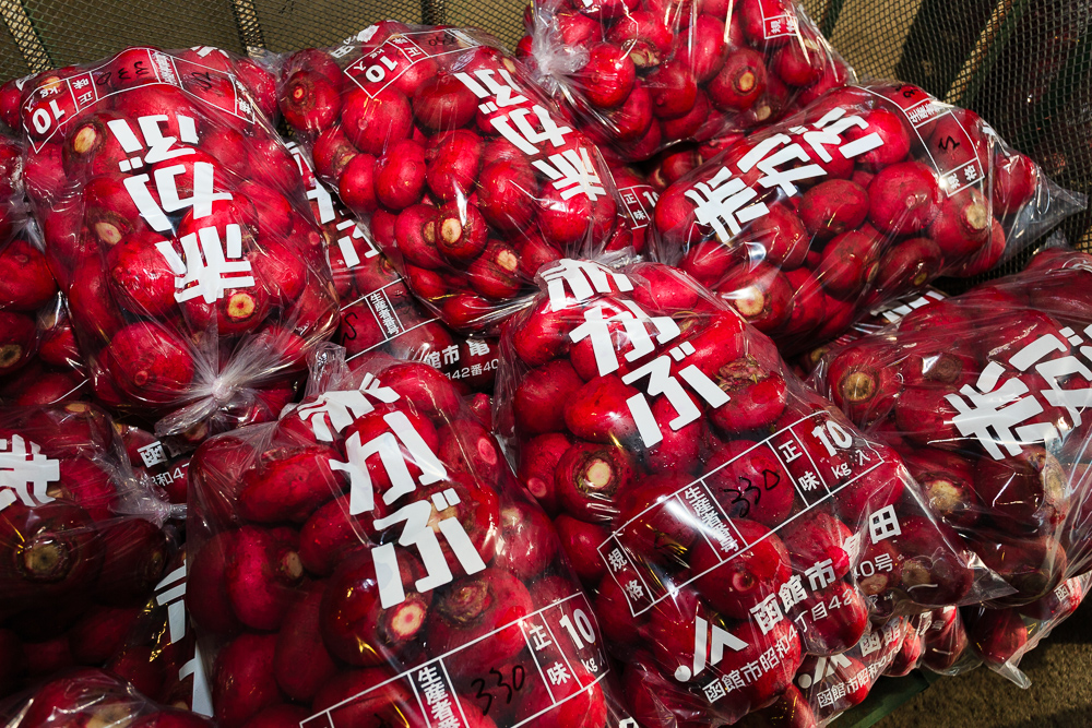 晩秋、函館ではスーパーや直売所で漬物用の赤かぶが大量に売られ、次々に買い求める人が訪れます。また、札幌の市場にも出荷されます。