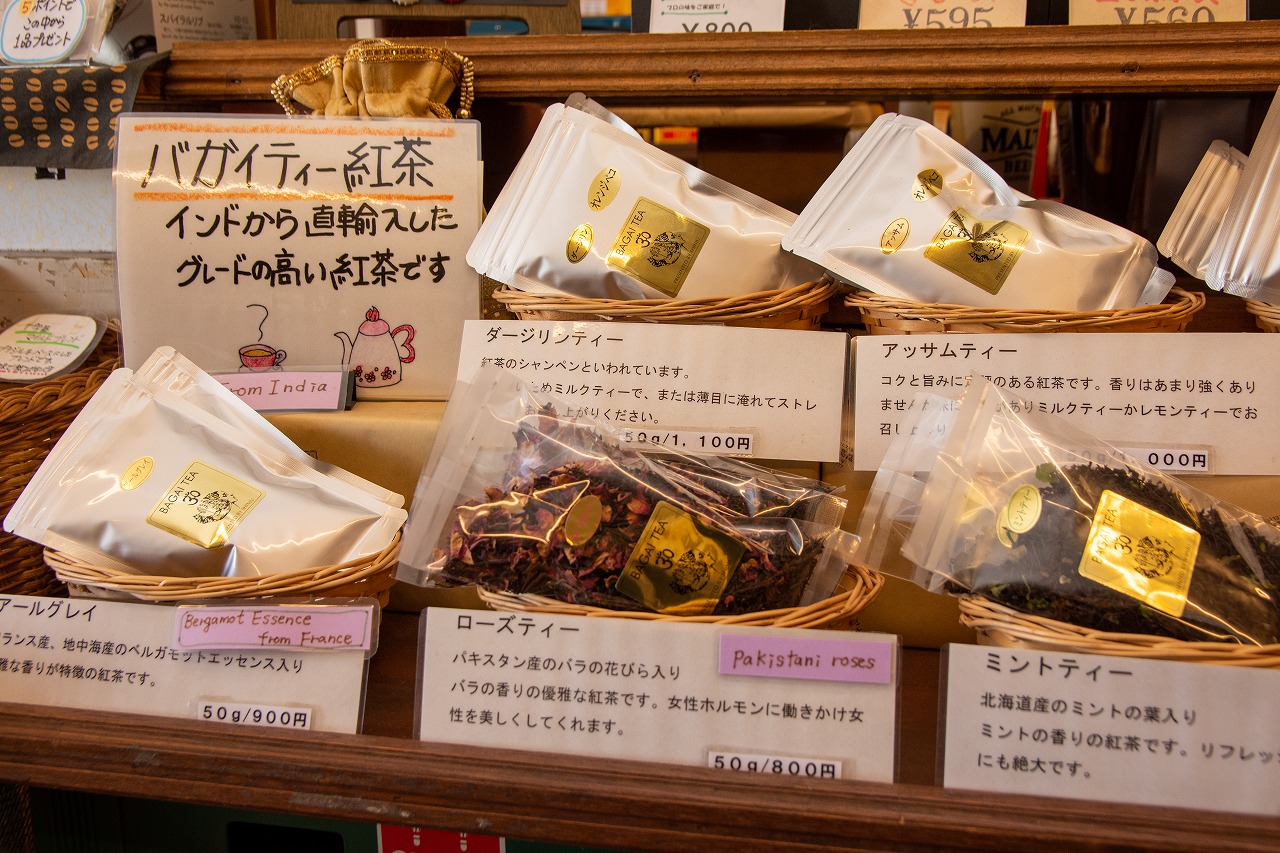 コーヒー豆販売を事業の柱とした現在も、食のセレクトショップとしてのDNAを脈々と受け継いでいます。インド出身で函館在住の実業家が母国から直輸入している紅茶「バガイティー」は、菅原さんの代になってから取り扱いを始めた商品。品質の高さで人気があり、かつては大手の珈琲紅茶専門店で高級紅茶として、札幌や東京で扱われていたとのこと。