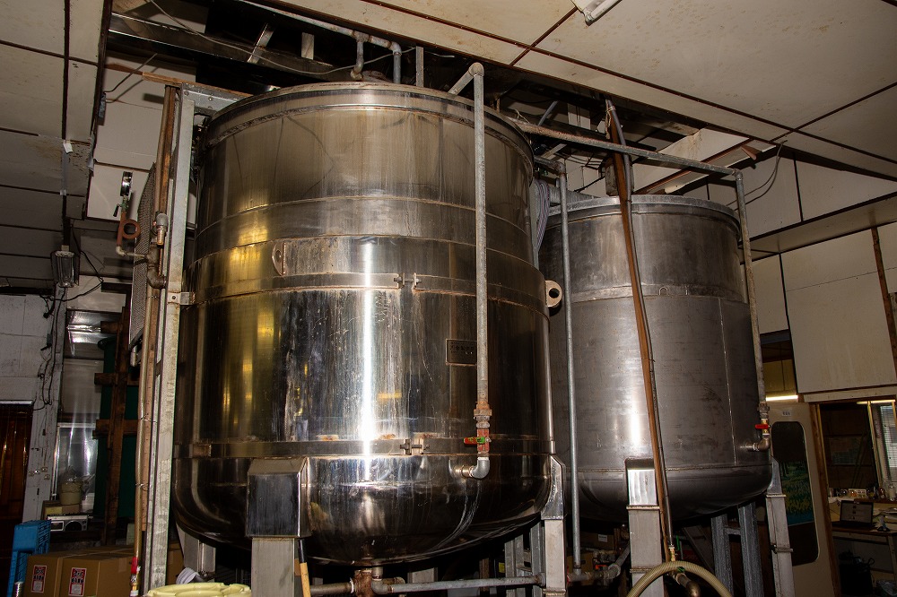 醤油の色・味・香りを整える「火入れ」を行うためのタンク。1回で2000リットルの醤油を作ることができます。