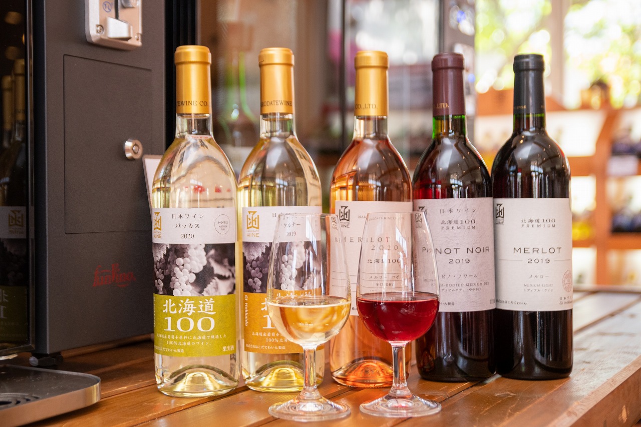 北海道で収穫されたブドウを100％使用したワインにのみ表示が許される「北海道」を商品名に付けた「北海道100」シリーズのワイン。はこだてわいんの主力商品として親しまれています。