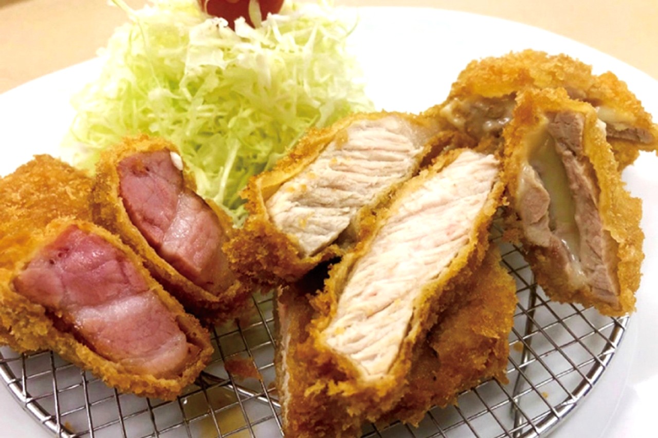 「ひこま豚」の3種とんかつ。直営店では、ロースやヒレなど、好みの部位を選び、お好みの調理法で味わえるメニューも用意されています。
